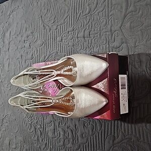 Easystreet Moonlight Silver Satin 8.5 M Pumps